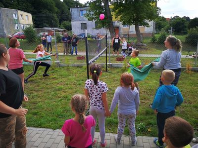 Zdjęcie przedstawia dzieci podczas zabaw w ramach Pikniku Rodzinnego w Kusicach.