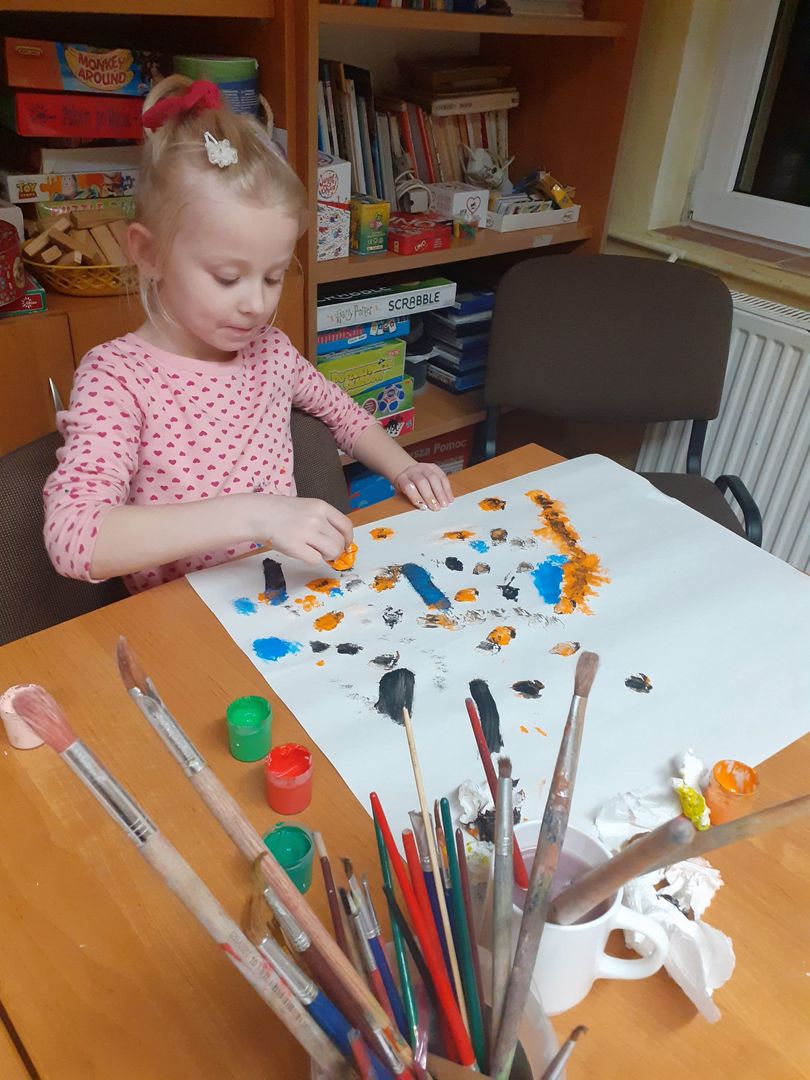 Zdjęcie przedstawia dziecko z PWD Kusice, które wykonuje pracę plastyczną.