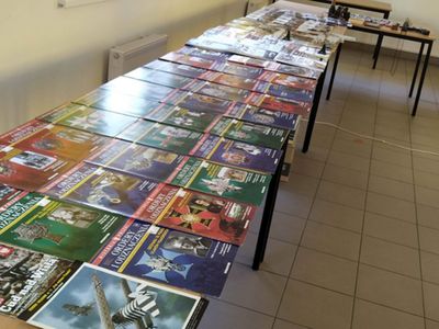 Zdjęcie przedstawia liczne czasopisma z prywatnych zbiorów Pana Roberta - bibliotekarza z Gminnej Biblioteki w Malechowie.