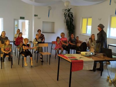 Zdjęcie przedstawia uczestników lekcji bibliotecznej z PWD Gorzyca.