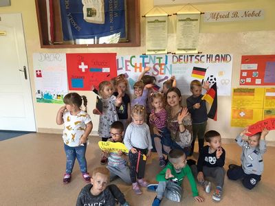 Wychowankowie przedszkola przy SP Niemica prezentują flagi, symbole państw europejskich.