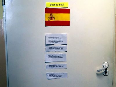 Uczniowie Szkoły Podstawowej w Niemicy przygotowali projekt flagi i powitania w język hiszpańskim.