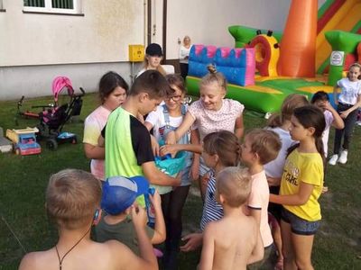 Zdjęcie przedstawia Uczestników Pikniku Rodzinnego w Karwiach podczas zabaw plenerowych.