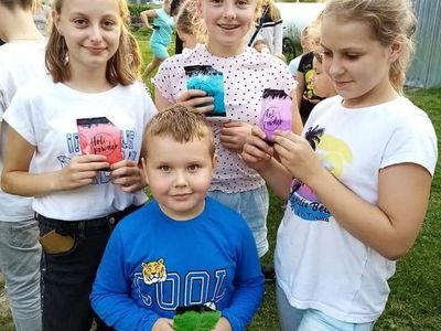 Grupa dzieci gotowa do zabawy w tzw. festiwalu kolorów.