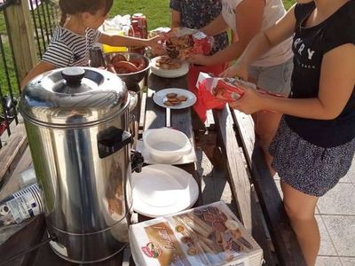 Zdjęcie przedstawia poczęstunek dla uczestników Pikniku Rodzinnego w Karwicach.