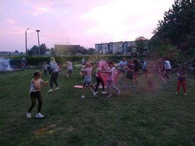 Dzieci podczas zabawy o nazwie festiwal kolorów.
