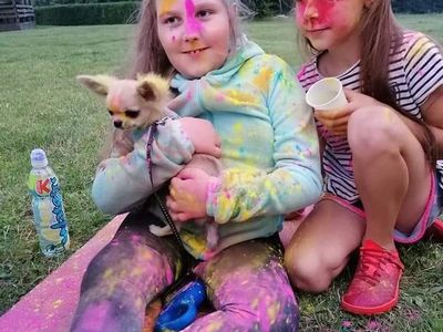 Dwie zadowolone uczestniczki pikniku w Karwicach z pieskiem.