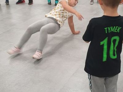 Zdjęcie przedstawia dzieci uczestniczące w zajęciach breakdance w Świetlicy Kultury w Malechowie. 