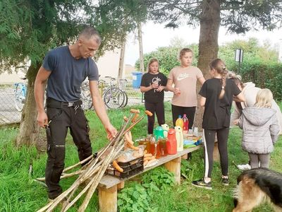 Zdjęcia przedstawiają rodziców i dzieci PWD Podgórki "Pioruny" podczas przygotowania ogniska. 