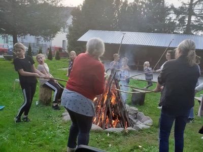Zdjęcia przedstawiają rodziców i dzieci PWD Podgórki "Pioruny" podczas ogniska. 