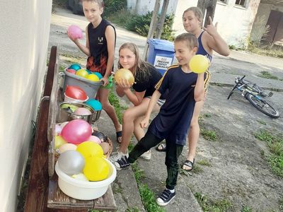 Zdjęcia przedstawiają rodziców i dzieci PWD Podgórki "Pioruny" podczas zabawy. 
