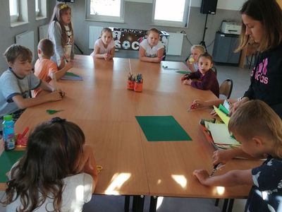 Zdjęcie przedstawia dzieci z PWD Kusice pracujące na zajęciach plastycznych.