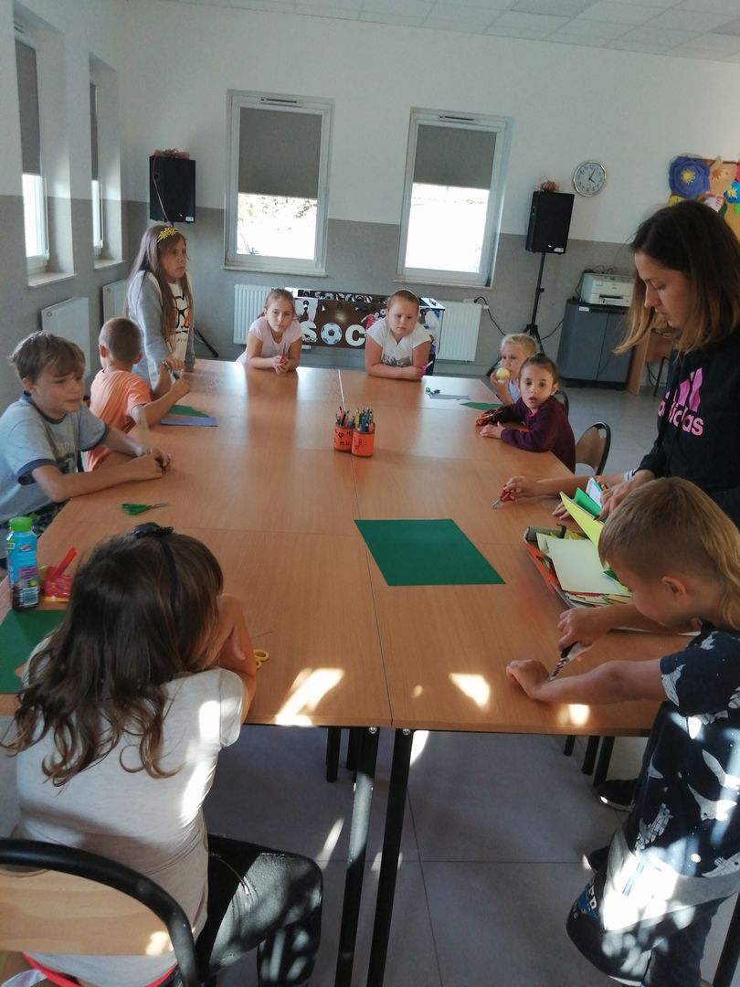 Zdjęcie przedstawia dzieci z PWD Kusice pracujące na zajęciach plastycznych.