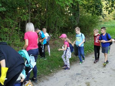 Zdjęcie przedstawia grupę dzieci z PWD z Gorzycy zbierającą śmieci już w drodze do lasu.