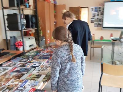 Zdjęcie przedstawia oglądanie zbiorów historycznych przez podopiecznych PWD Paproty.
