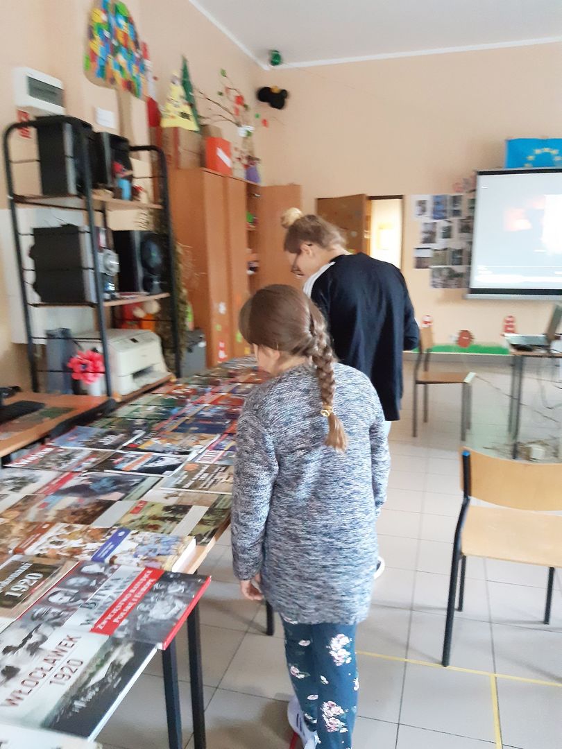 Zdjęcie przedstawia oglądanie zbiorów historycznych przez podopiecznych PWD Paproty.