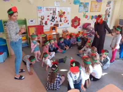 Zdjęcie przedstawia przedszkolaków wraz nauczycielami z Przedszkola w Niemicy podczas obchodów Dnia Jabłuszka.