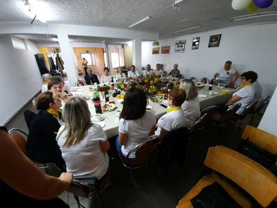 Uczestnicy spotkania mającego na celu podziękowanie za dary jesieni, które odbyło się w Niemicy.