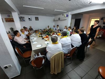 Uczestnicy spotkania mającego na celu podziękowanie za dary jesieni, które odbyło się w Niemicy.