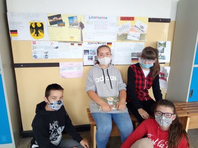 Uczniowie klasy VII SP Lejkowo prezentują wykonane przez siebie plakaty o krajach niemieckojęzycznych.