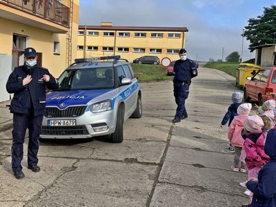 Zdjęcie przedstawia wizytę policjantów ze Sławna w Przedszkolu w Malechowie. Pogadanka odbyła się na świeżym powietrzu.