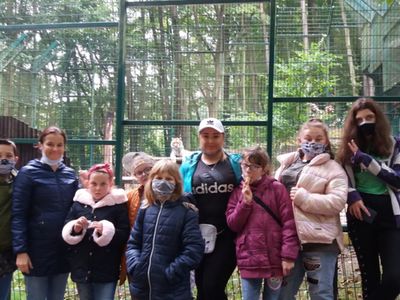 Zdjęcie przedstawia wychowanków  wraz z wychowawczyniami z PWD Laski w ZOO w Gdańsku. 
