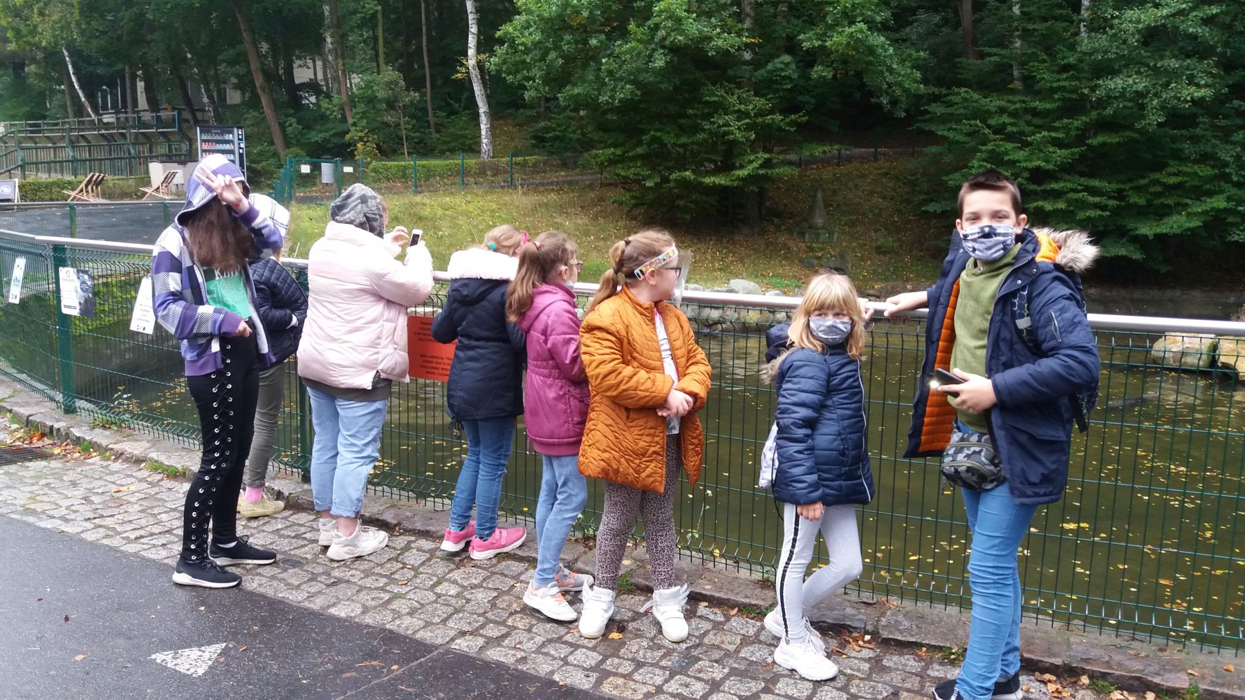 Zdjęcie przedstawia wychowanków z PWD Laski oglądających zwierzęta w ZOO
