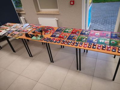 Zdjęcie przedstawia kolekcję pamiątek historycznych oraz materiałów edukacyjnych Pana Roberta Barana.