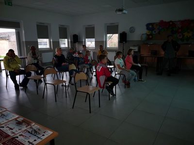 Zdjęcie przedstawia słuchaczy podczas wyświetlanego filmu przygotowanego przez Pana Roberta Barana.