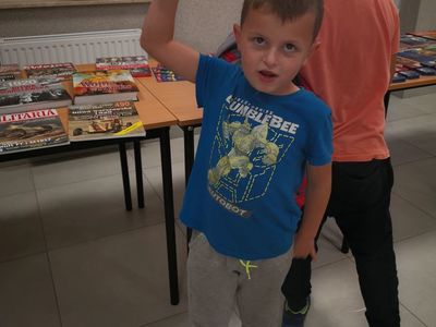 Zdjęcie przedstawia wychowanka PWD w Kusicach z rekwizytem granata ręcznego.