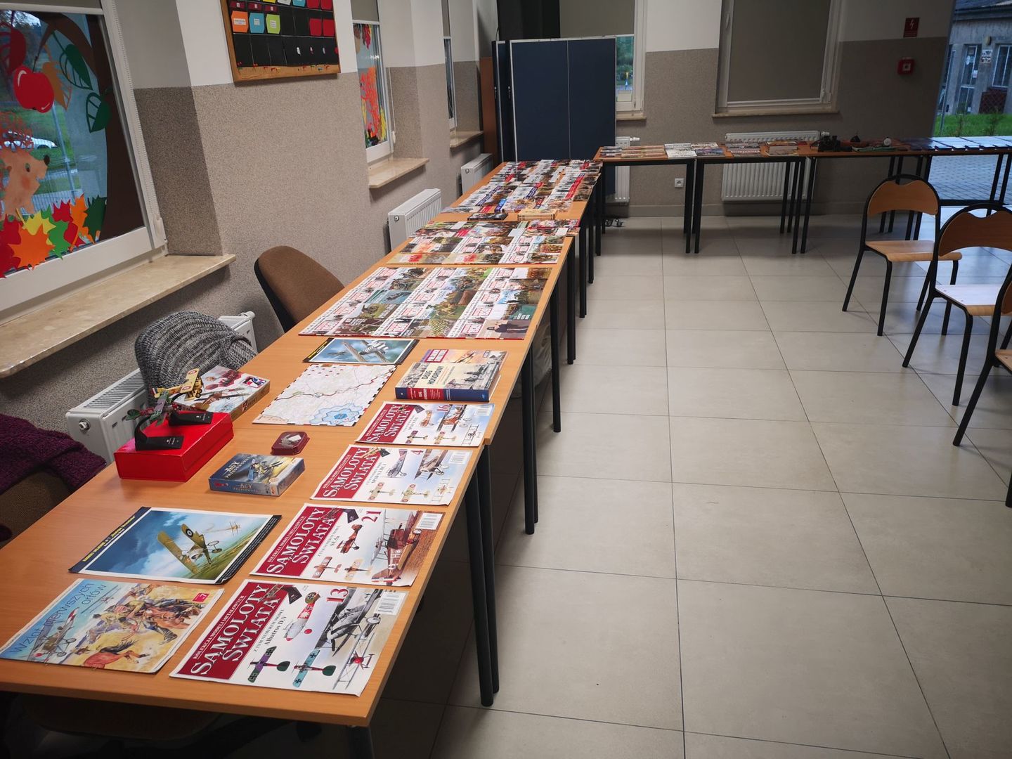 Zdjęcie przedstawia kolekcję pamiątek historycznych oraz materiałów edukacyjnych Pana Roberta Barana.