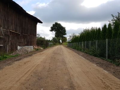 Zmodernizowana droga w technologii jomb, prowadząca do posesji 85A.
