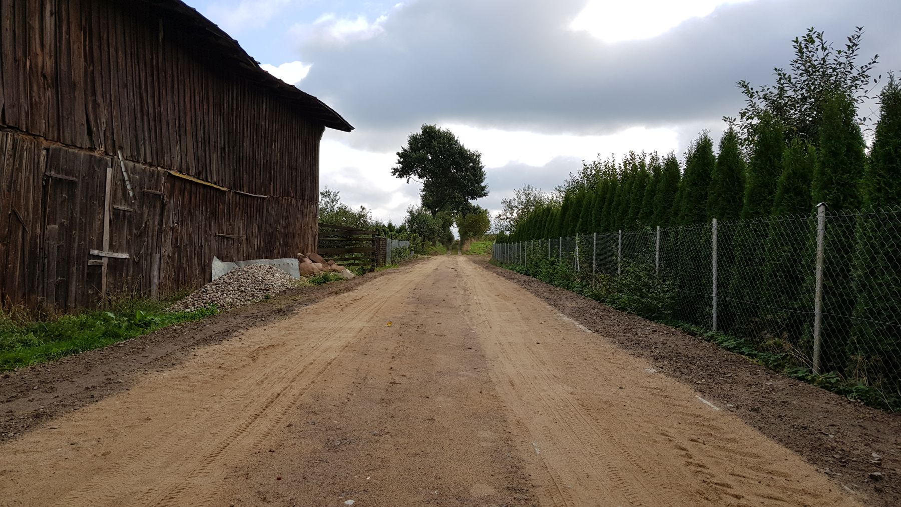 Zmodernizowana droga w technologii jomb, prowadząca do posesji 85A.