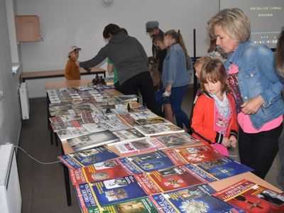 Uczestnicy lekcji bibliotecznej podziwiają zgormadzoną przez Roberta Barana kolekcję eksponatów.