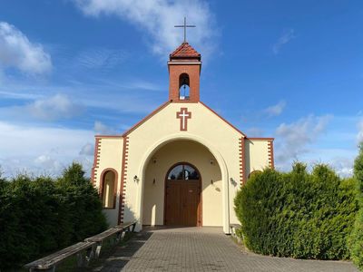 Wyremontowany dom przedpogrzebowy w Malechowie od czoła budynku.