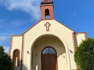 Wyremontowany dom przedpogrzebowy w Malechowie od czoła budynku.