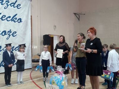 Pani Dyrektor Iwona Nowak-Gancarz, Przewodnicząca Rady Rodziców Barbara Klemba i wychowawca Małgorzata Mierzejewska z gratulacjami i prezentami dla pierwszaków.