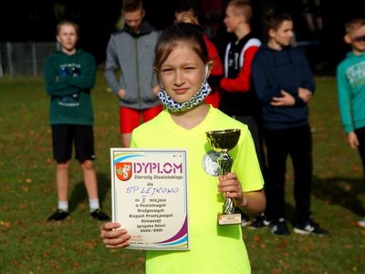 Nina Łysko w imieniu drużyny dziewcząt odebrała puchar i dyplom za zajęcie II miejsca w zawodach. 