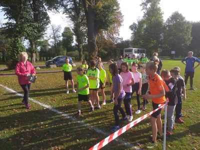 Dziewczyny z SP Lejkowo przed rozgrzewką. 
