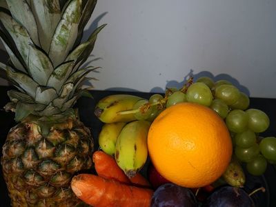 Zdjęcie przedstawia owoce przygotowane do wykonania smoothie.