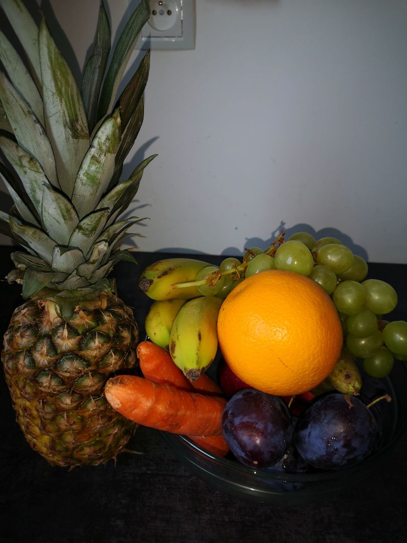 Zdjęcie przedstawia owoce przygotowane do wykonania smoothie.