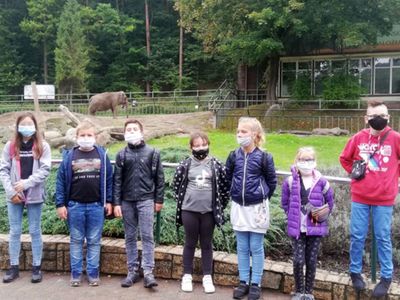 Grupa dzieci z Sulechowa podczas wizyty w gdańskim zoo.