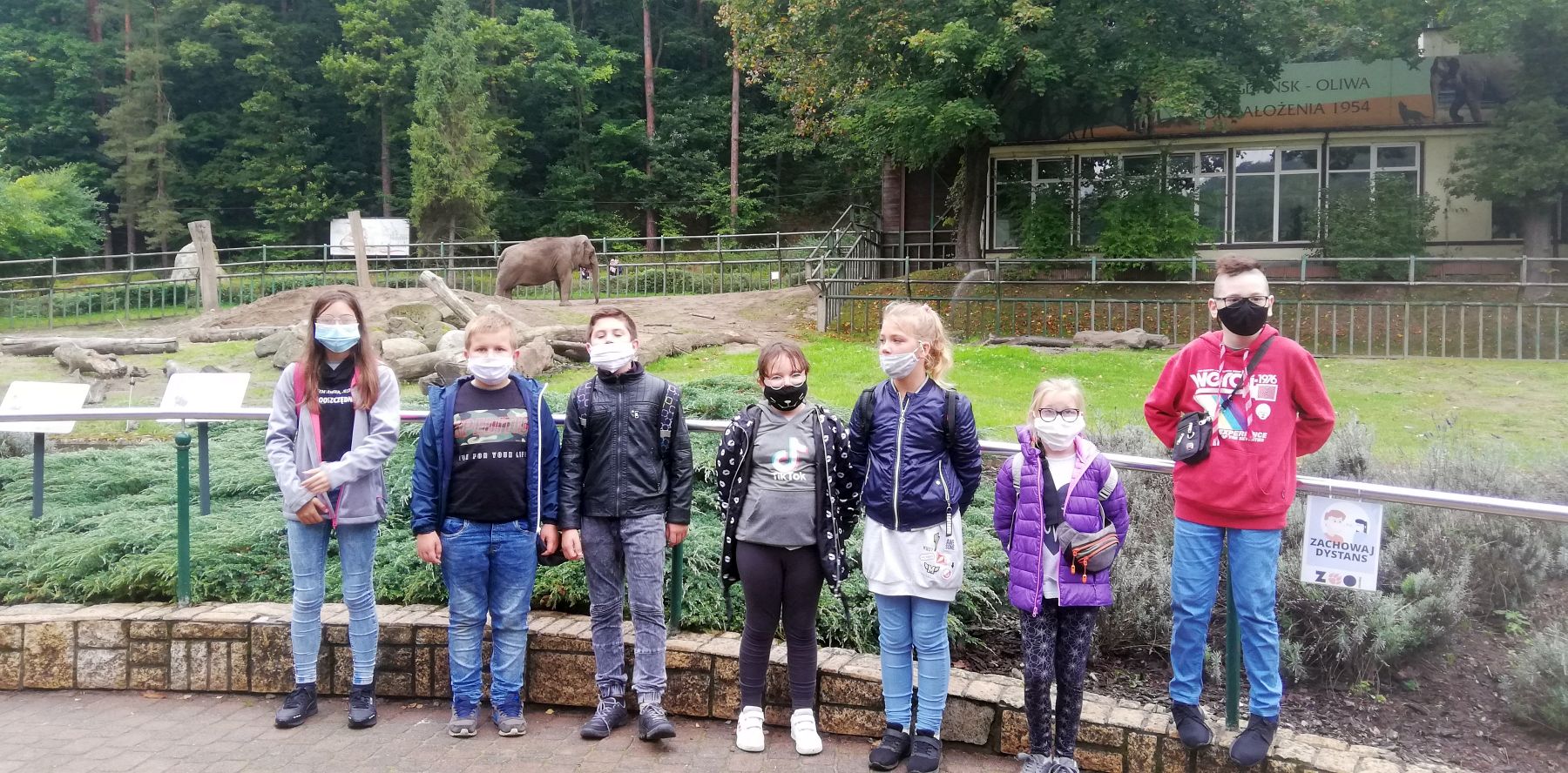 Grupa dzieci z Sulechowa podczas wizyty w gdańskim zoo.