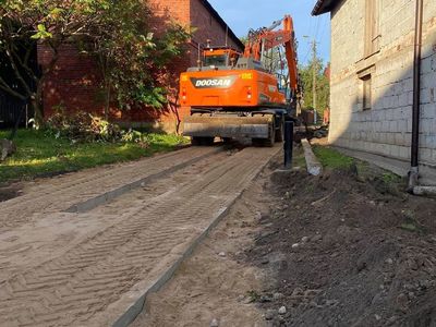 Droga za malechowskim urzędem modernizowana w technologii płyt jomb.