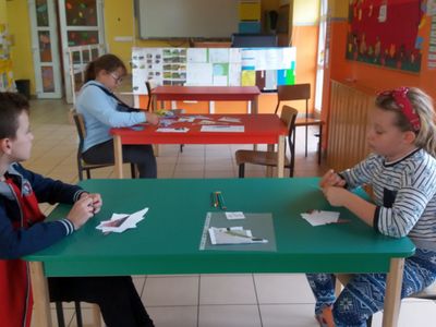 Wychowankowie PWD Laski podczas zajęć przyrodniczych. 