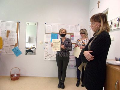 Nauczyciele ze Szkoły Podstawowej w Niemicy po wręczeniu Nagród Dyrektora Szkoły.