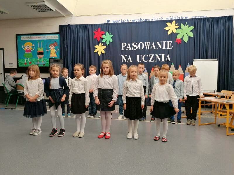 Pierwszoklasiści z Malechowa podczas uroczystości ślubowania.