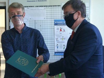 Dyrektor malechowskiej placówki wręcza nagrodę Wójta informatykowi Dariuszowi Bartosowi. 