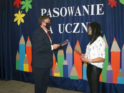 Dyrektor malechowskiej placówki wręcza nagrodę anglistce Adriannie Gabryś.
