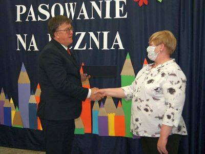 Dyrektor malechowskiej placówki wręcza nagrodę Dyrektora.
